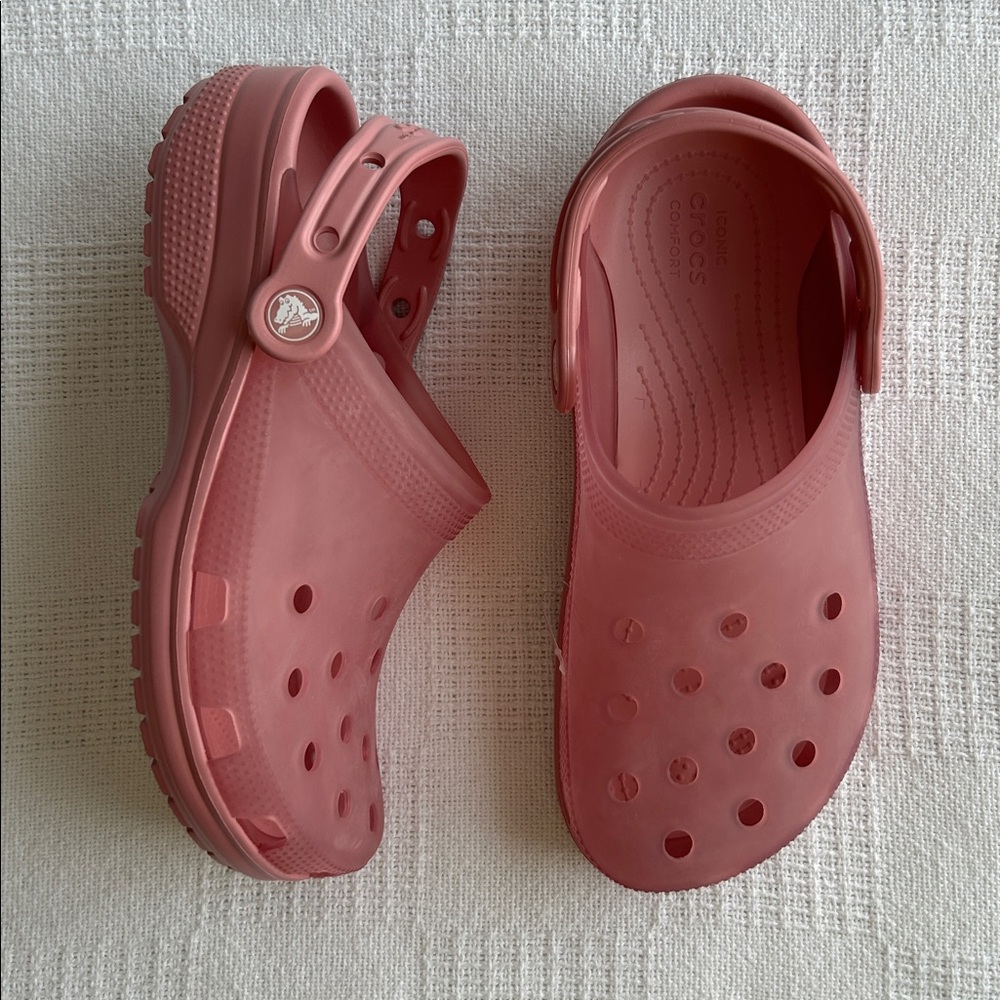 Women’s Crocs pink Classic frosted clog size 7